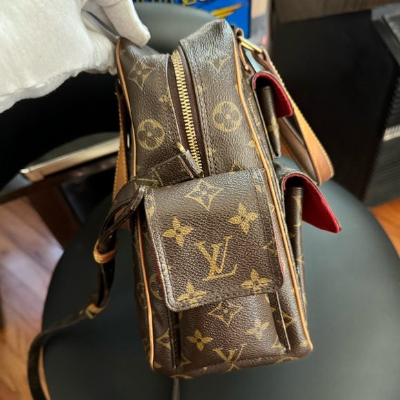 LOUIS VUITTON
Monogram Canvas Excentri-Cite Bag with strap - Picture 4 of 17